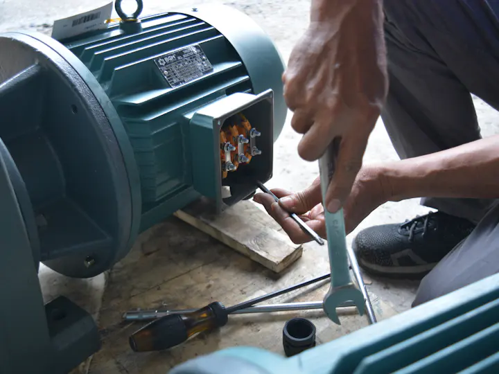 Técnico trabajando sobre un motor eléctrico industrial
