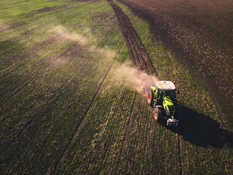 Tractor trabajando un campo