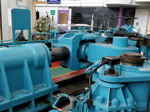 Equipo de bombeo de agua en una sala de máquinas