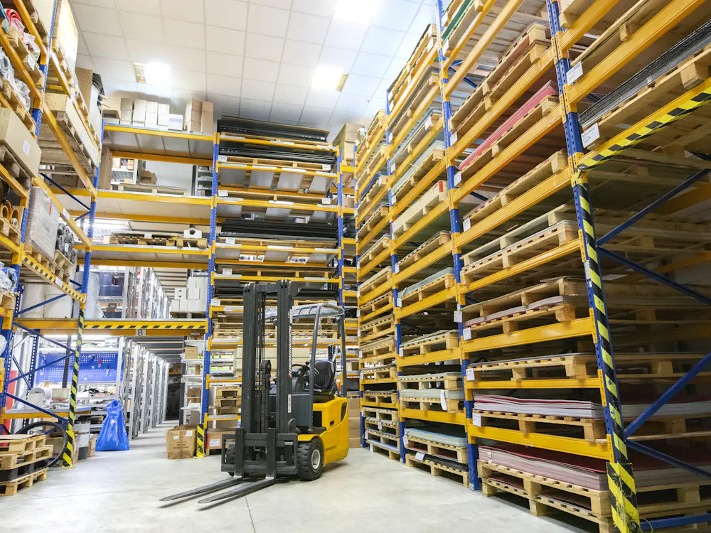Depósito con estanterías de insumos industriales