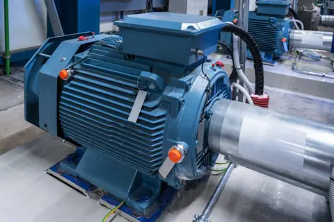 Motor eléctrico industrial instalado en planta