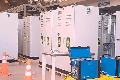 Fila de tableros de centro de control de motores en planta
